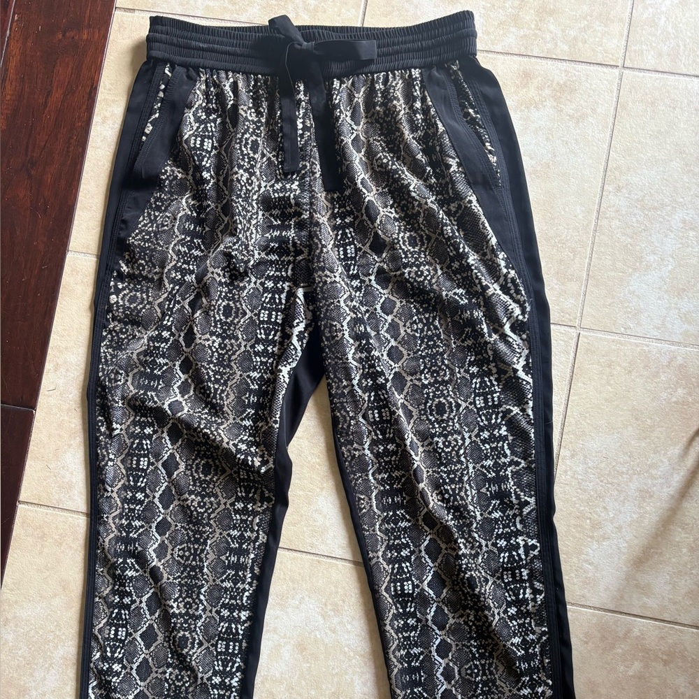 Kenneth Cole New York Cara Snakeskin Drawstring Ankle Pants Size Medium